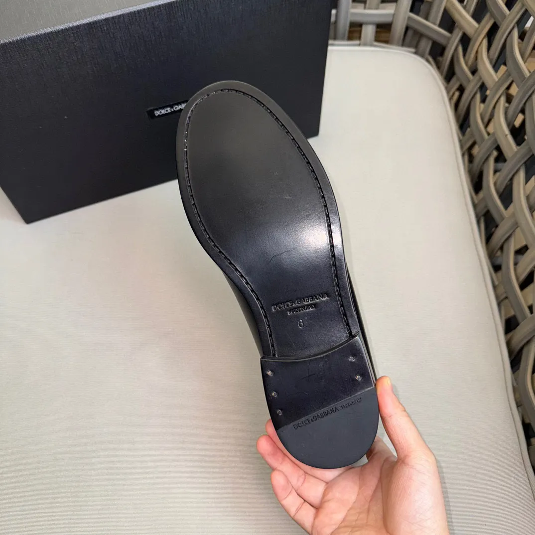 💰¥960 D&G cowhide moccasin loafers for men｜Embellished with DG hardware nameplate｜Made of imported calfskin｜Retro and shiny texture complement each other｜Release charming tones to outline a confident posture｜Imported calfskin + cowhide lining + Italian leather outsole Size: 39-44 (38.45 custom-made)